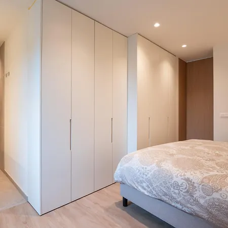 High-end New With 2 Bedrooms Apartment *